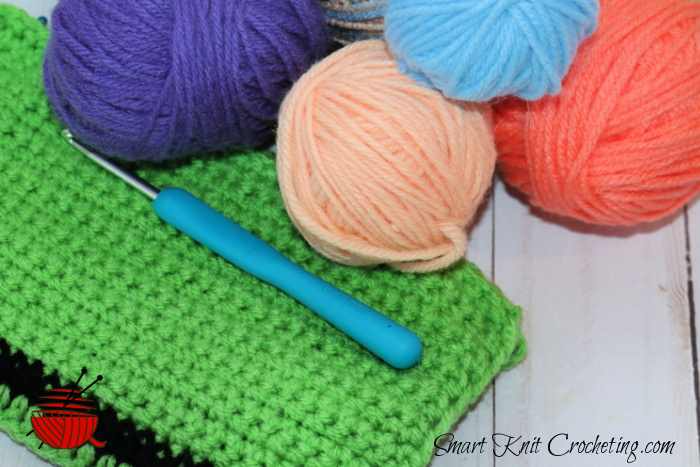 The difference between the V and the X shaped single crochet (yarn